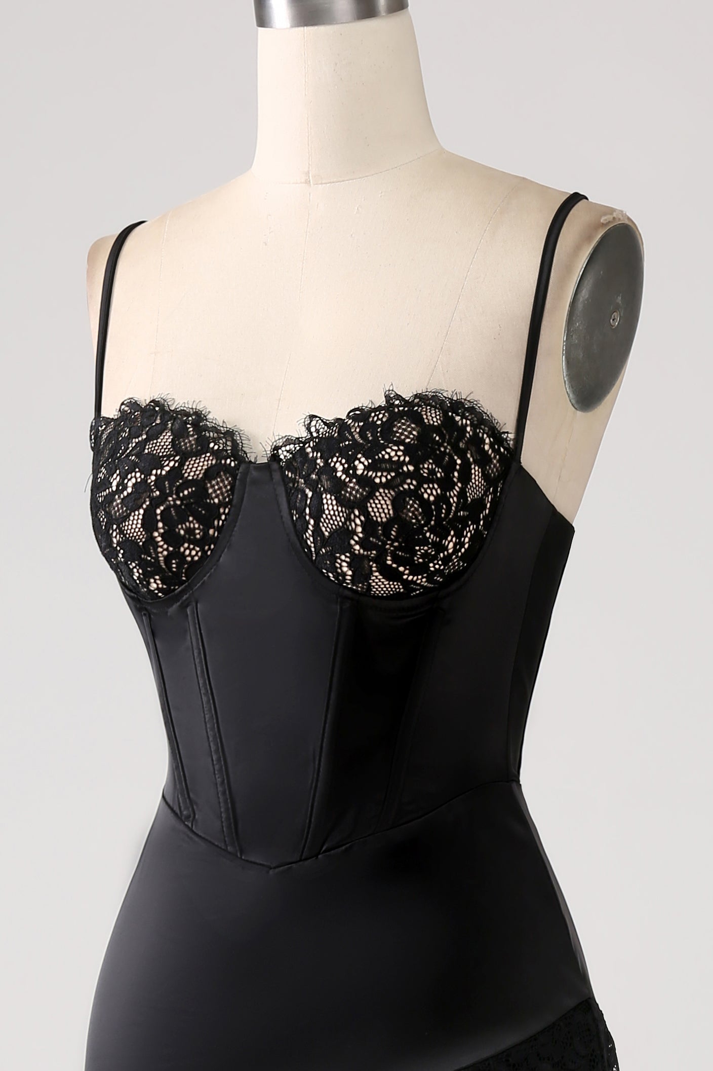 Asymmetrisk sort spaghetti stropper gallakjole med flæser