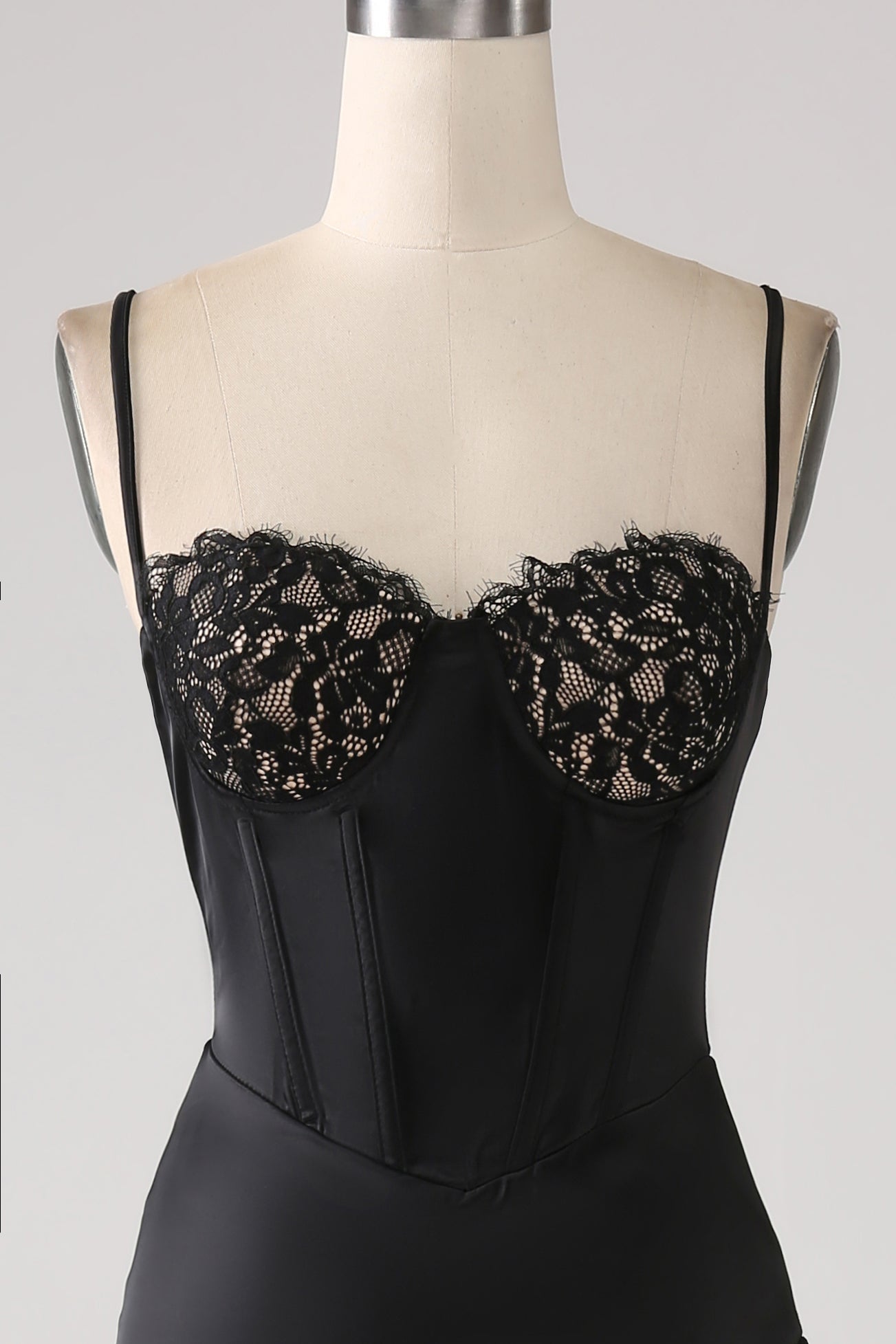 Asymmetrisk sort spaghetti stropper gallakjole med flæser