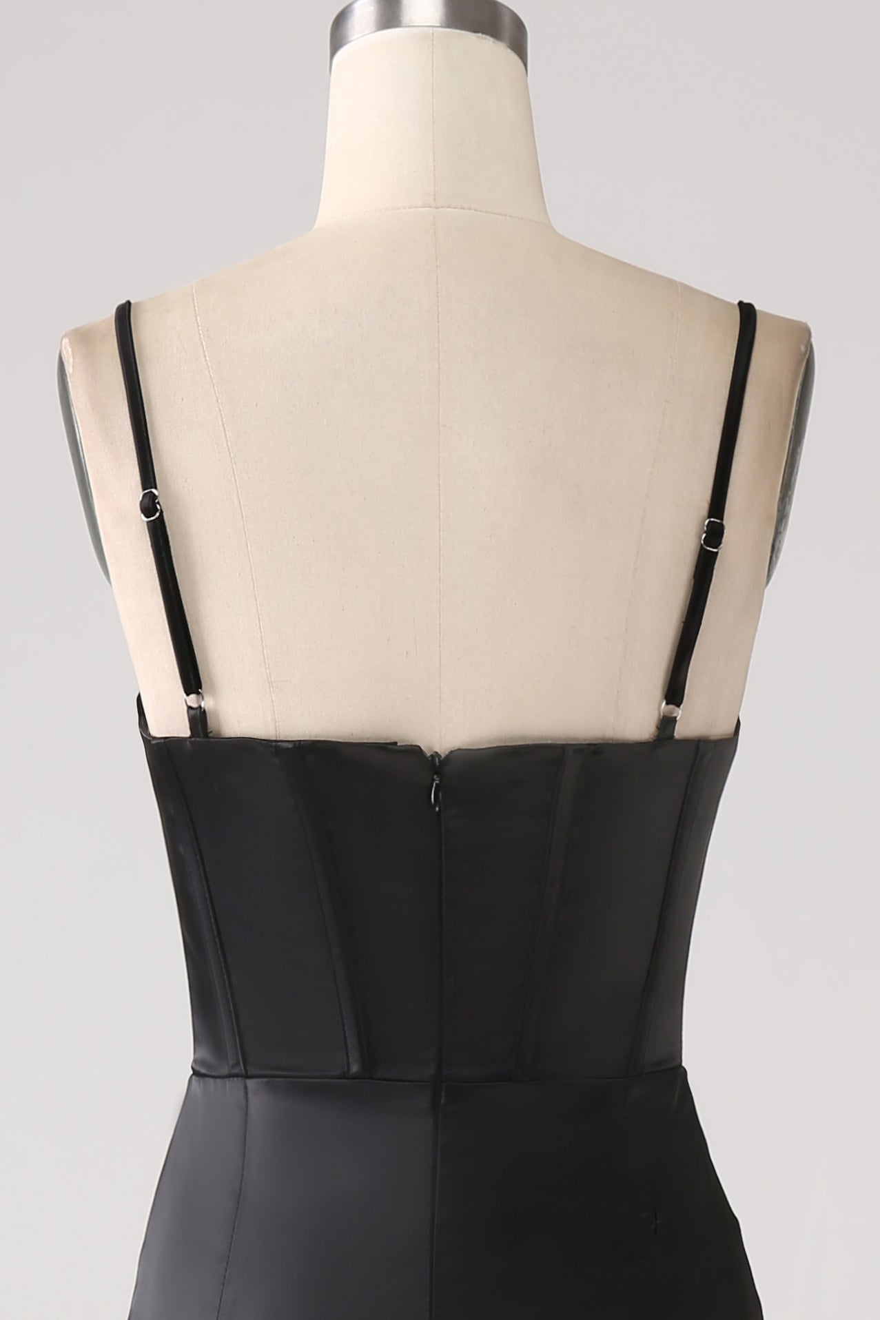 Asymmetrisk sort spaghetti stropper gallakjole med flæser