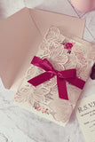 Blush Delikat Hul Bryllupsinvitation med Bowknot
