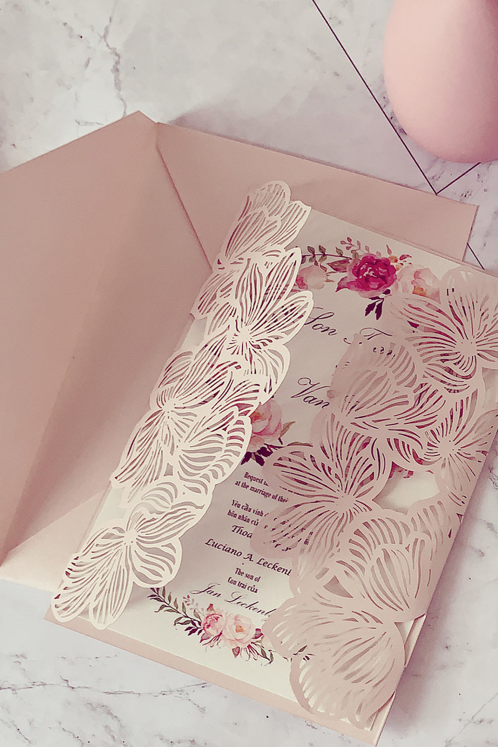 Blush Delikat Hul Bryllupsinvitation med Bowknot