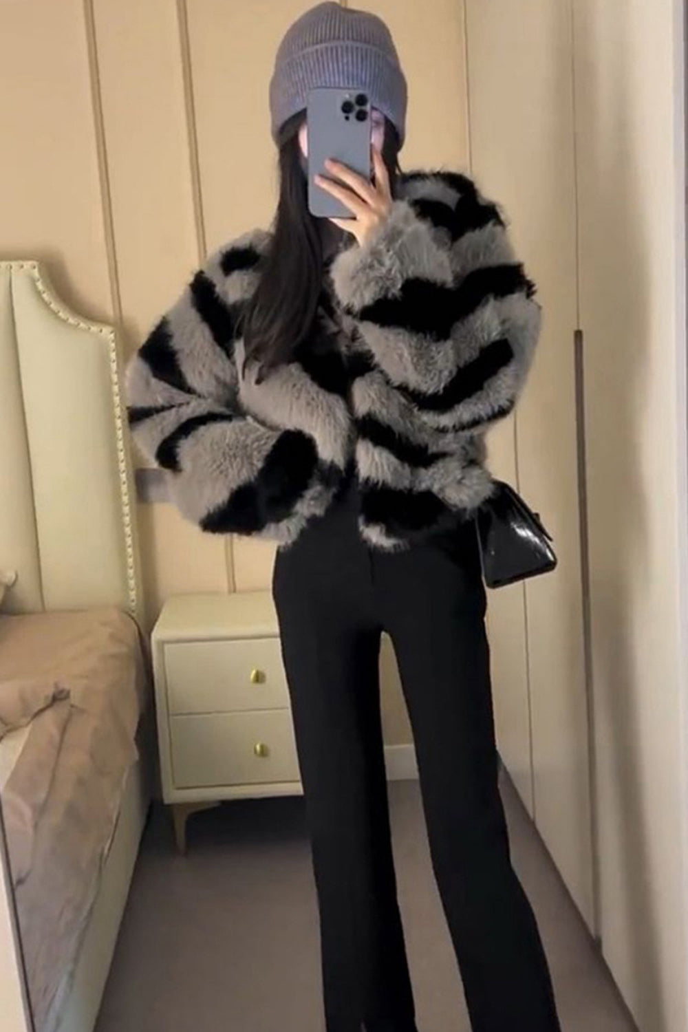 Grå kort imiteret pels kvinders frakke med lange ærmer