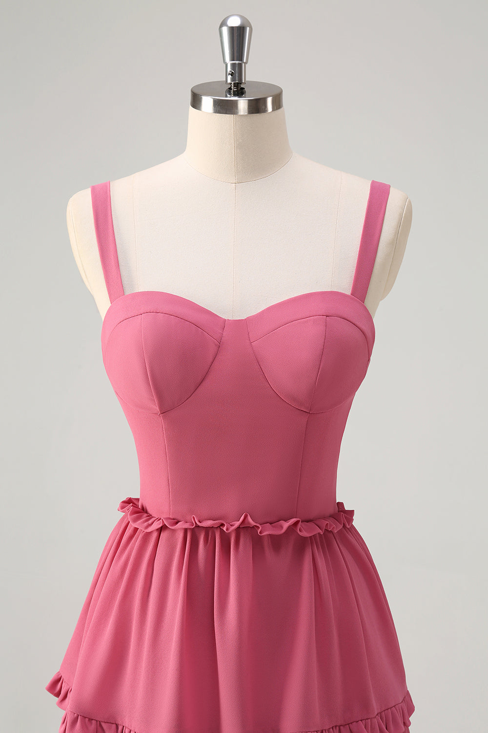 Lagdelt støvet rose en linje lang brudepigekjole med slids