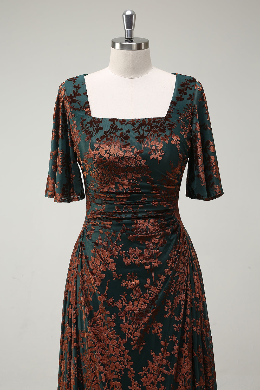 Mørkegrøn firkantet hals lang brudepigekjole med korte ærmer