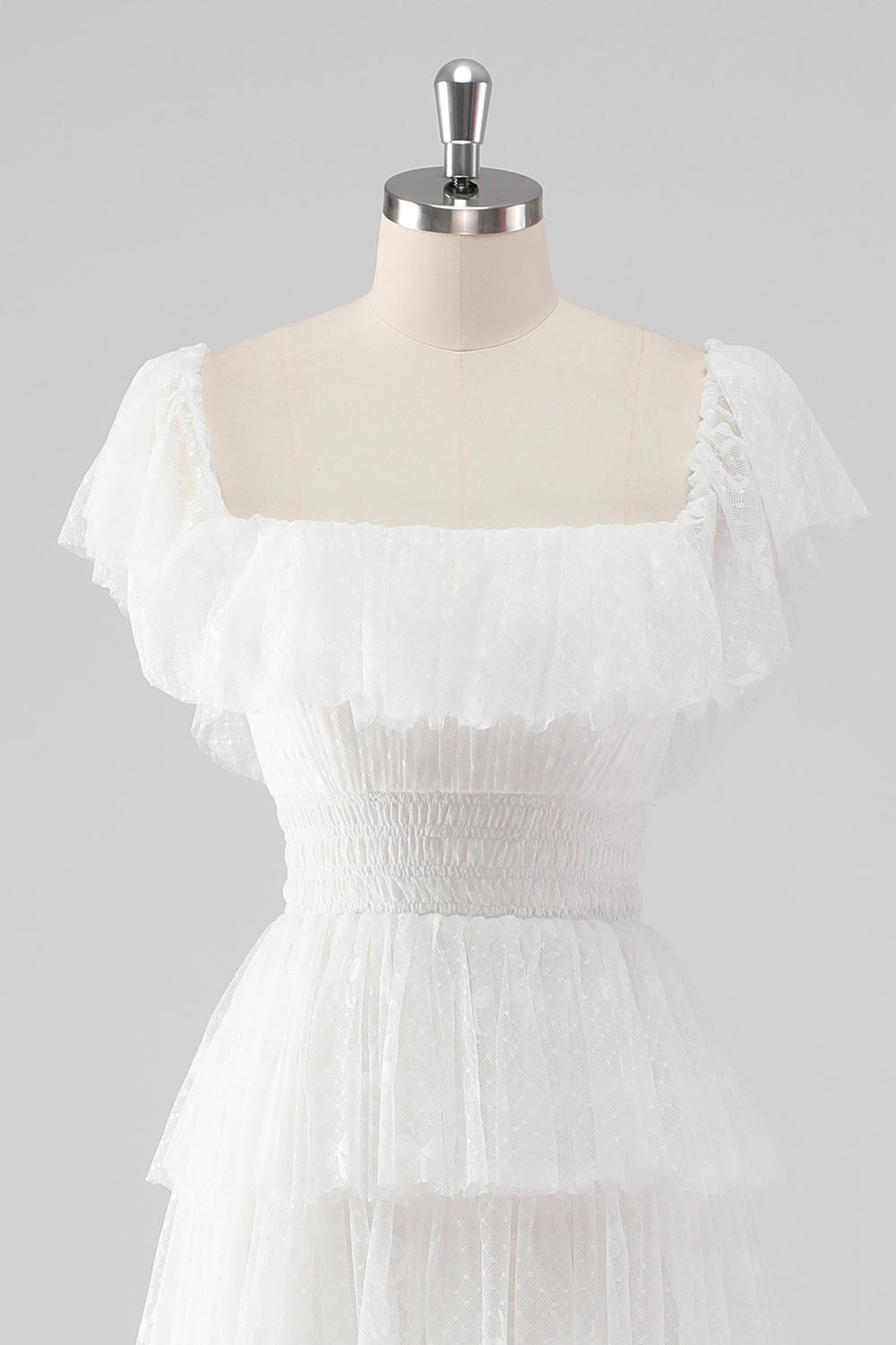 En linje sort firkantet hals lagdelt formel kjole