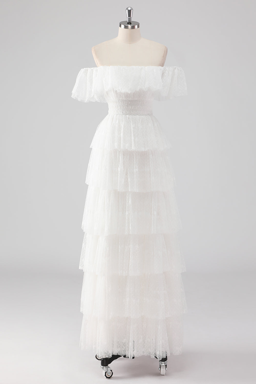 En linje sort firkantet hals lagdelt formel kjole