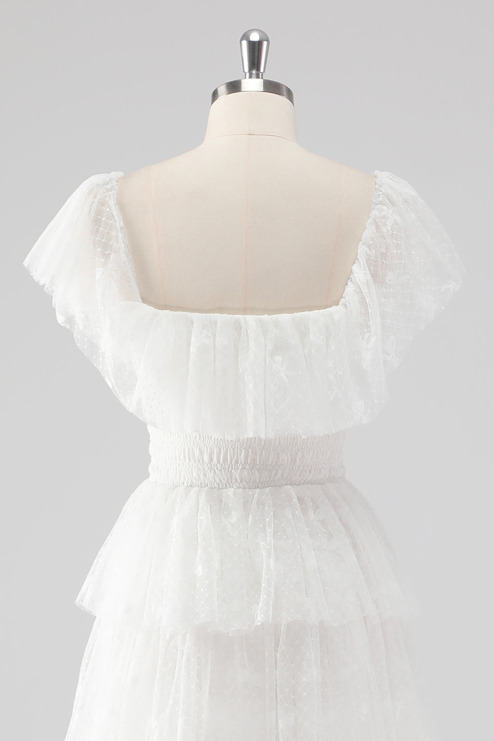 En linje sort firkantet hals lagdelt formel kjole