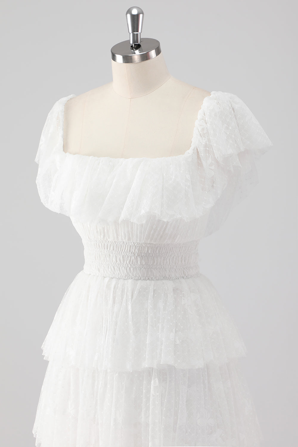 En linje sort firkantet hals lagdelt formel kjole