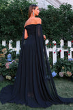 Elegant sort off-shoulder balkjole med flydende Cape ærmer