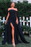 Elegant sort off-shoulder balkjole med flydende Cape ærmer