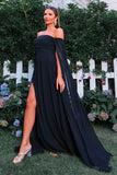 Elegant sort off-shoulder balkjole med flydende Cape ærmer