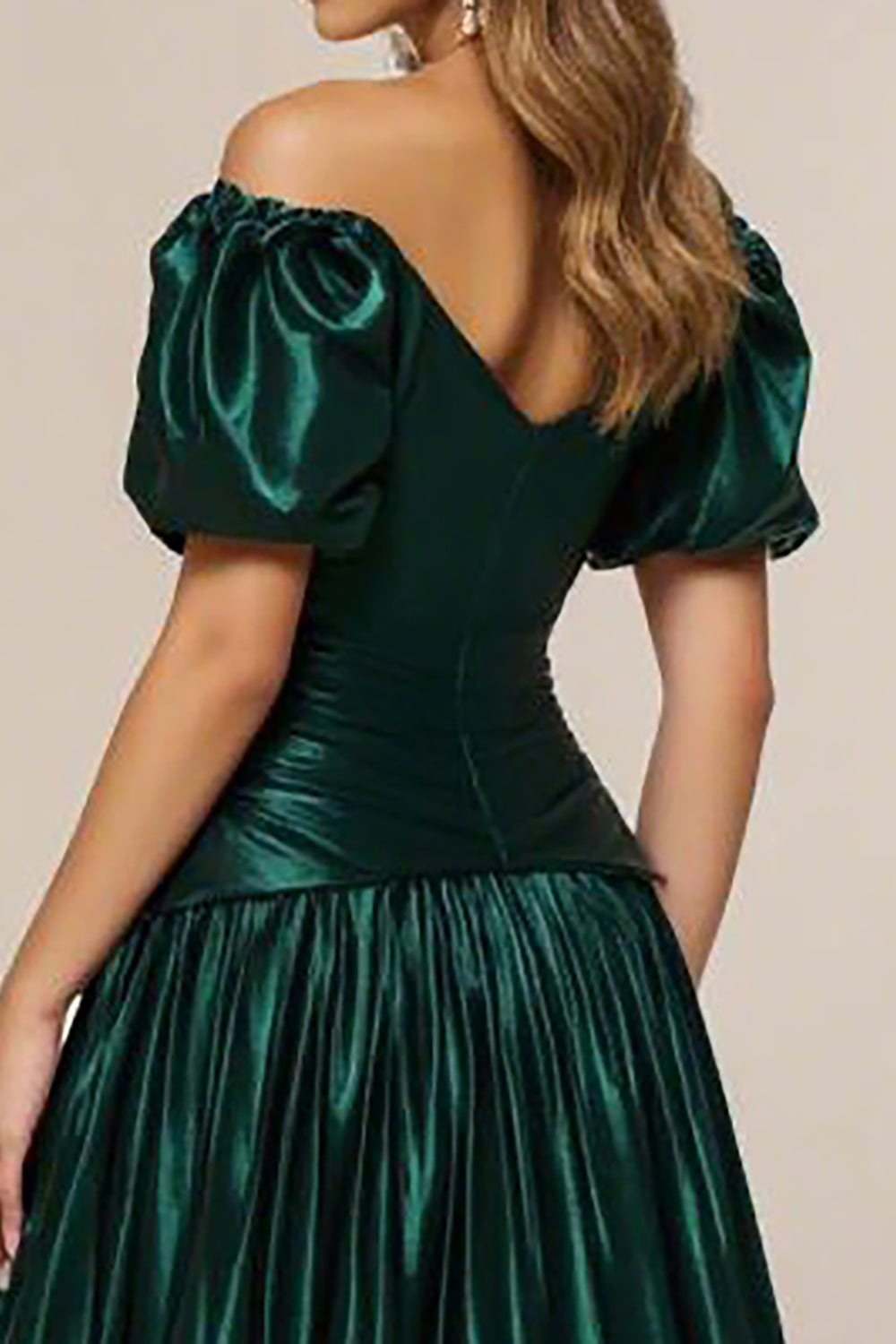 Off the Shoulder Mørkegrøn En linje Tiered Satin Prom Kjole