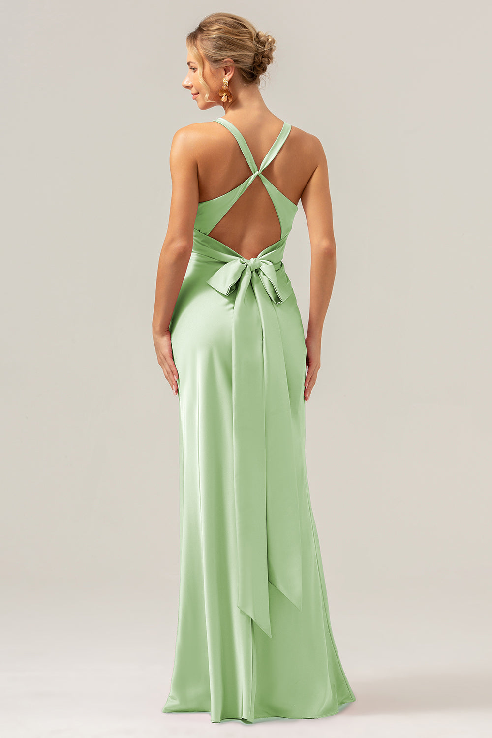 Pink havfrue V-hals rynket satin lang brudepigekjole med blonder op tilbage