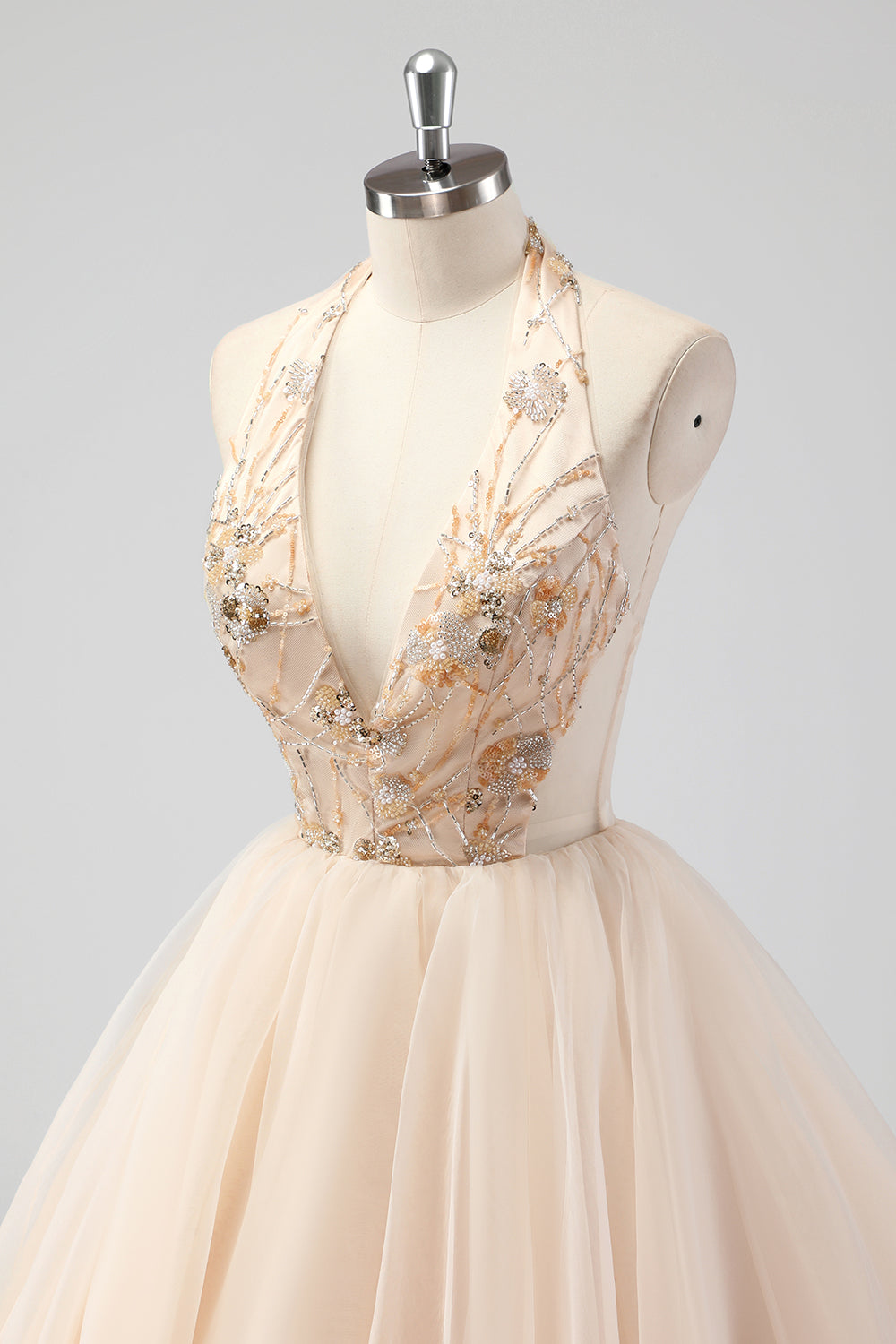 En linje med champagnehalter med perler formel kjole