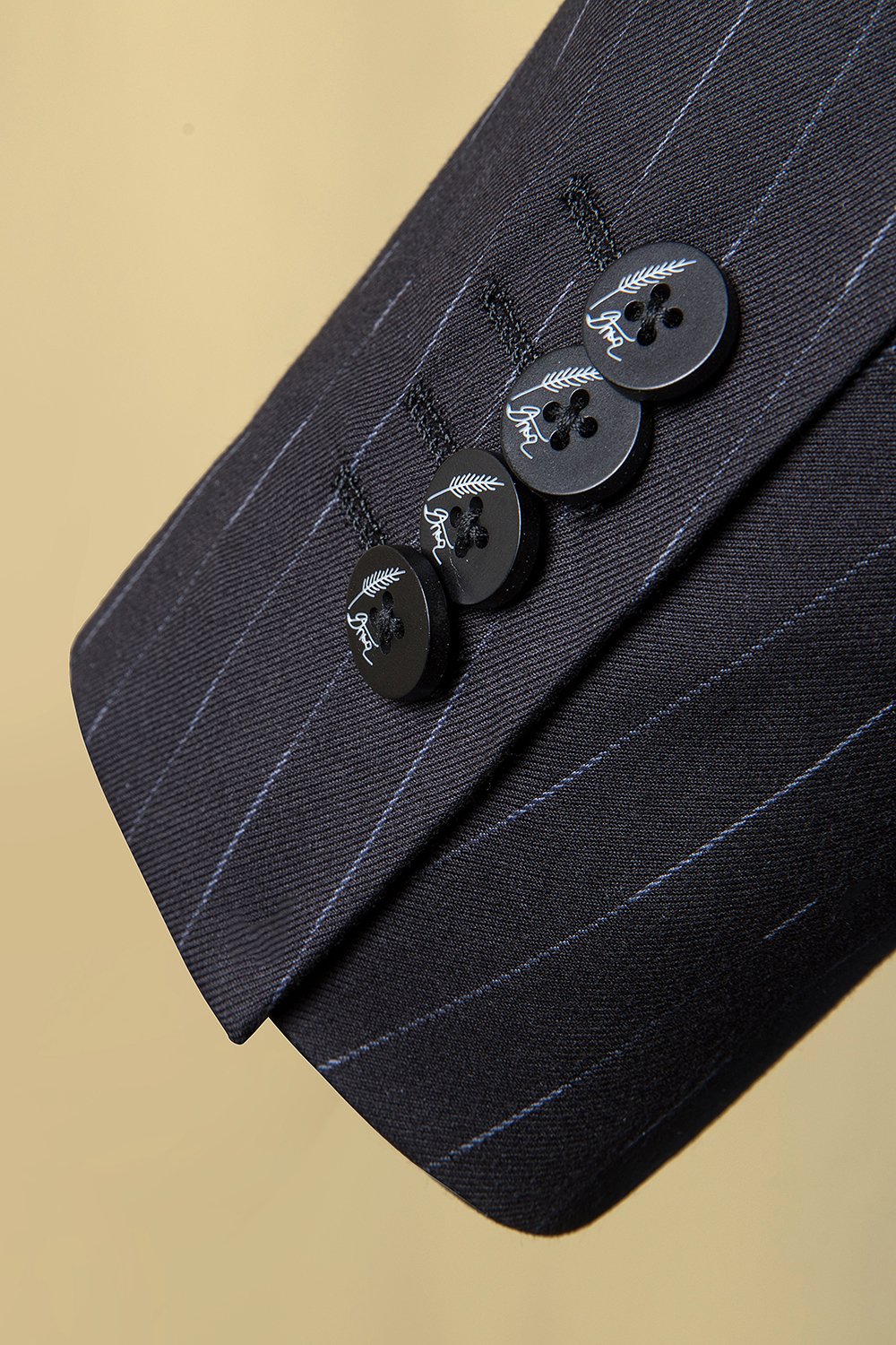 Sortstribet dobbeltradet toppet revers 3-delt herredragt