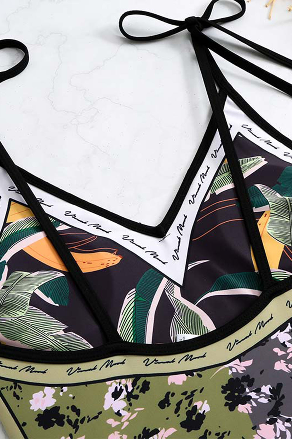 Lyserødt badetøj med blomsterprint i ét stykke