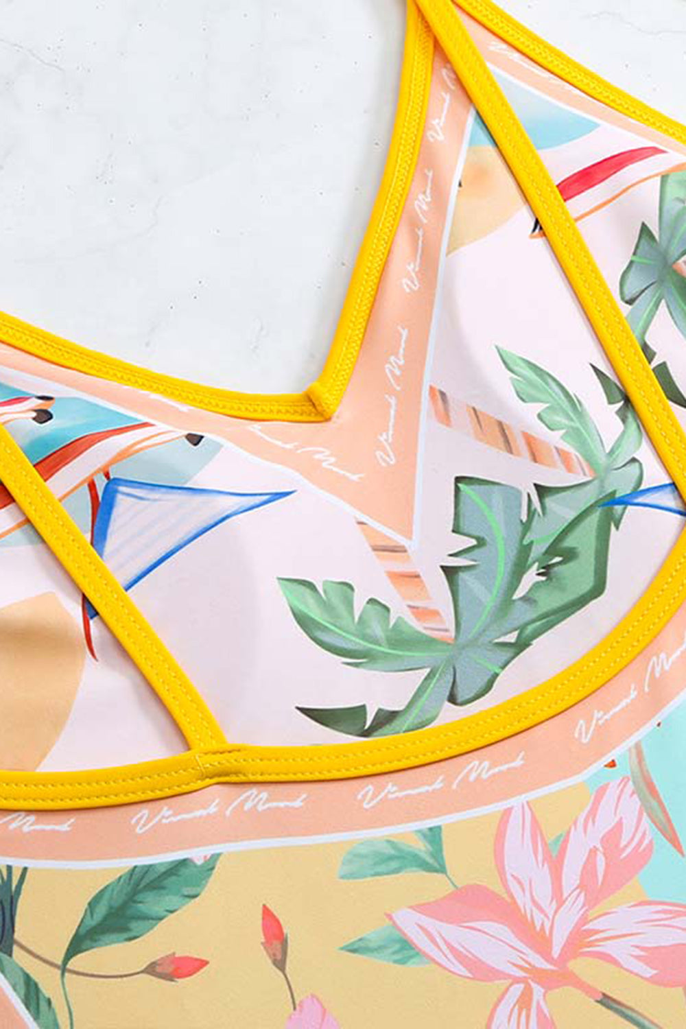 Lyserødt badetøj med blomsterprint i ét stykke