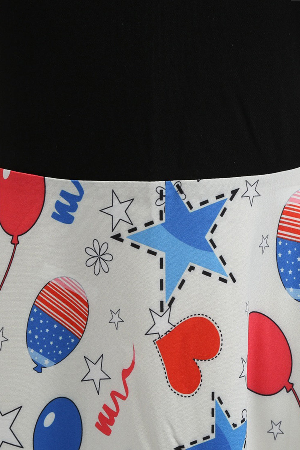 Sort trykt ærmeløs kjole fra 1950'erne med bælte