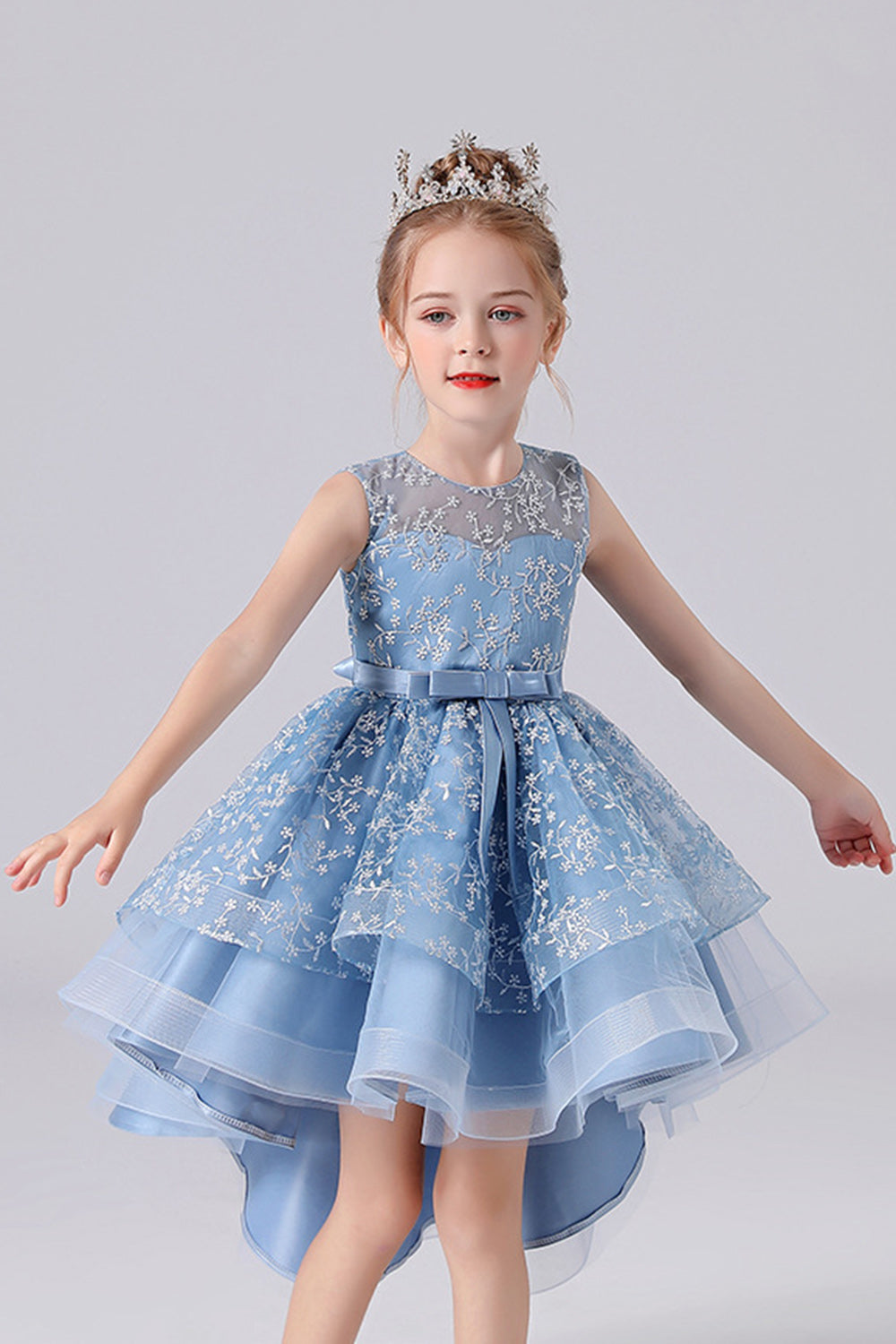 Hvid høj-lav blomsterpigekjole med sløjfe