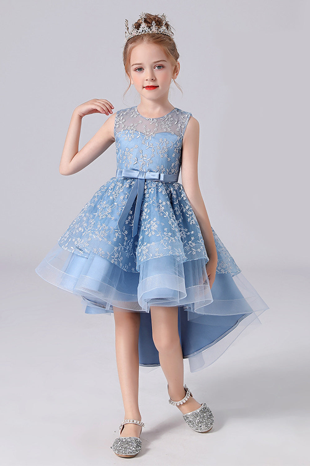 Hvid høj-lav blomsterpigekjole med sløjfe