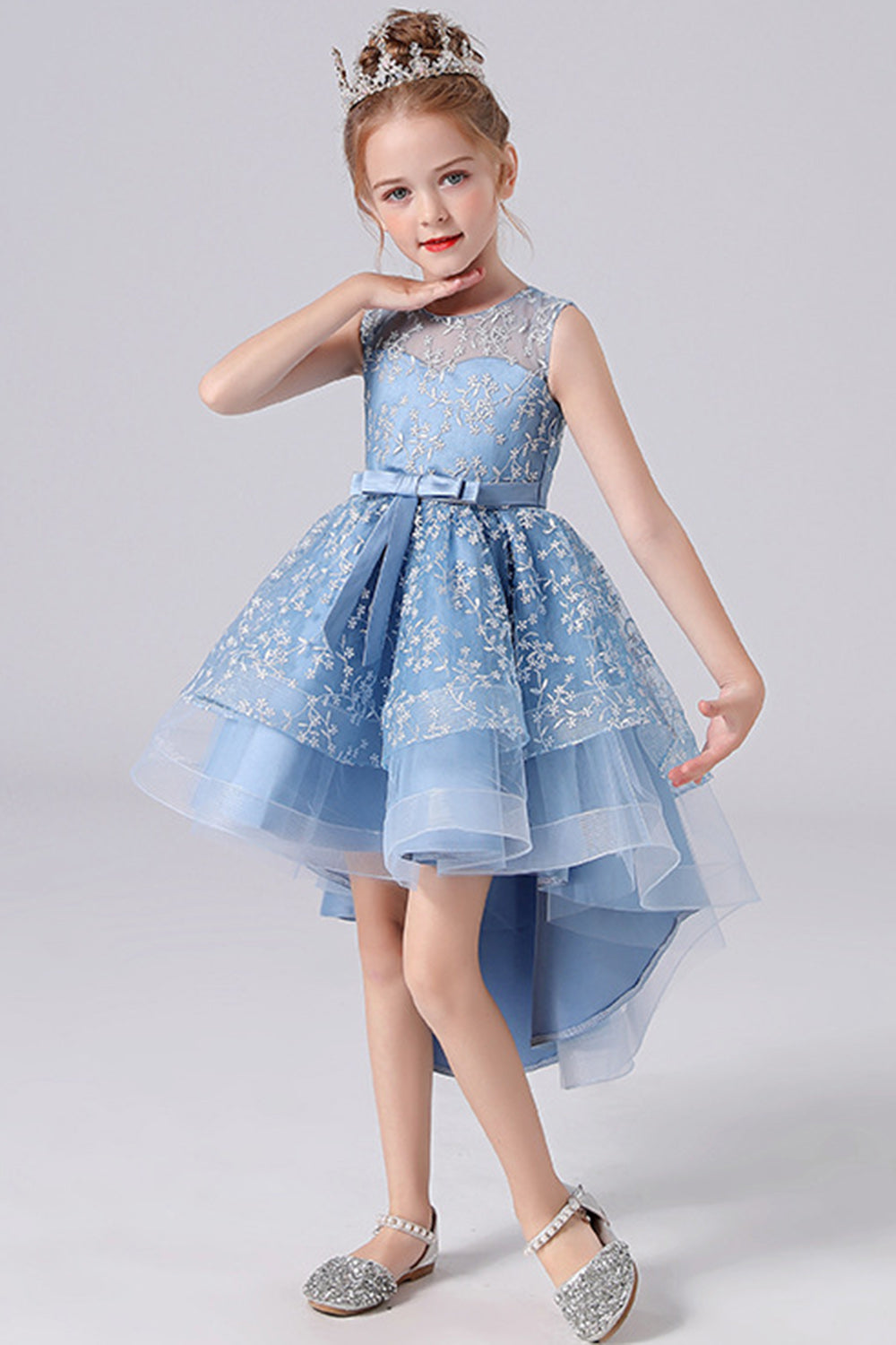 Hvid høj-lav blomsterpigekjole med sløjfe