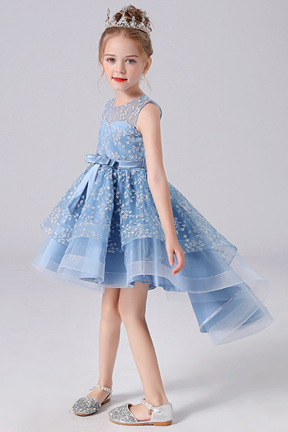 Hvid høj-lav blomsterpigekjole med sløjfe