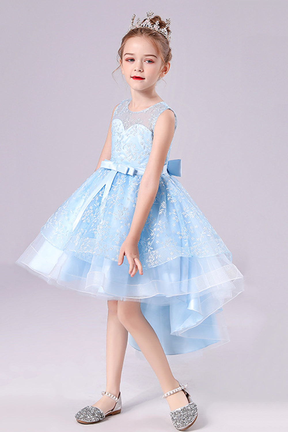 Hvid høj-lav blomsterpigekjole med sløjfe