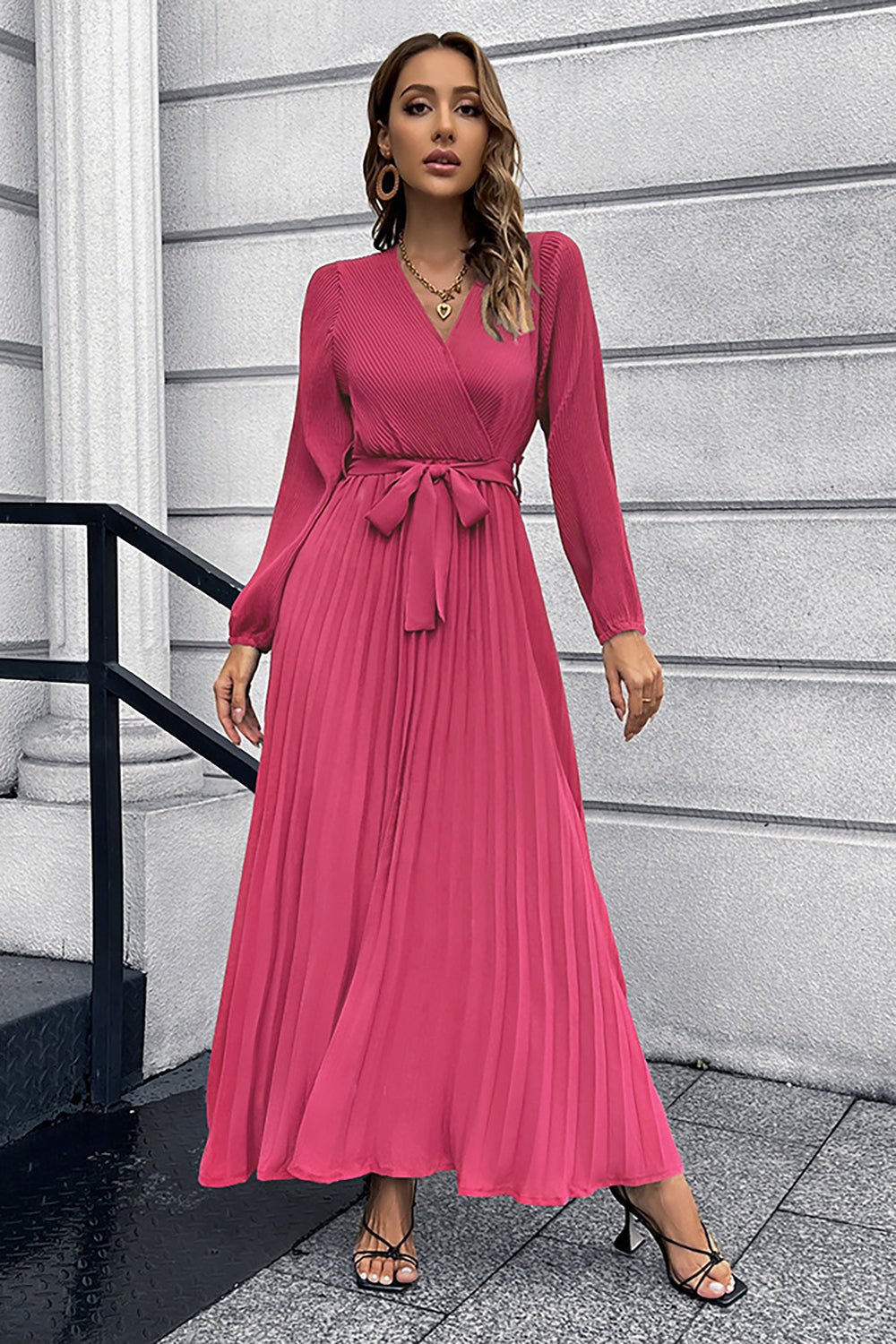 Langærmet sort afslappet kjole med skærf