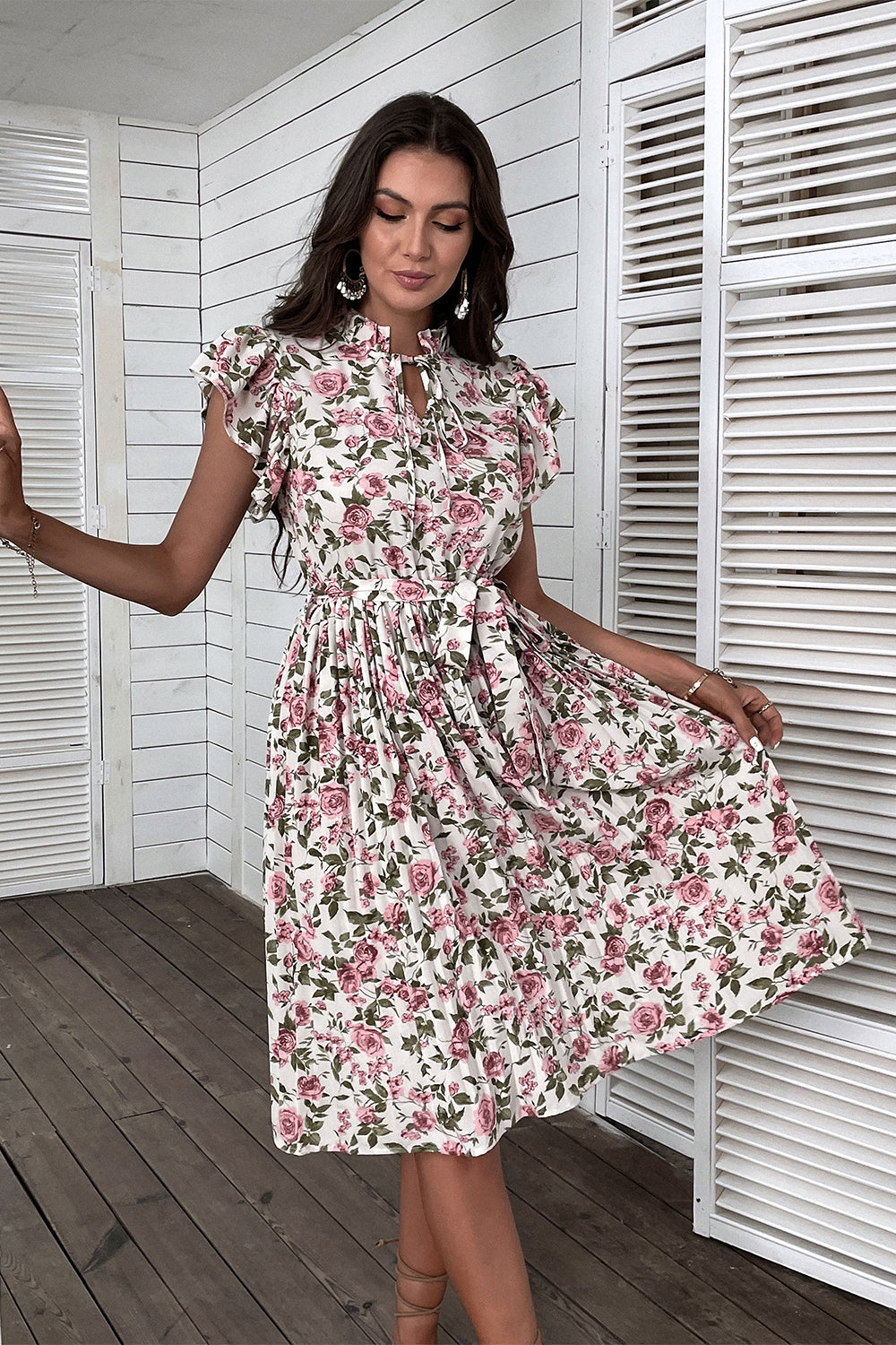 Sommerkjole med blomsterprint og flæser