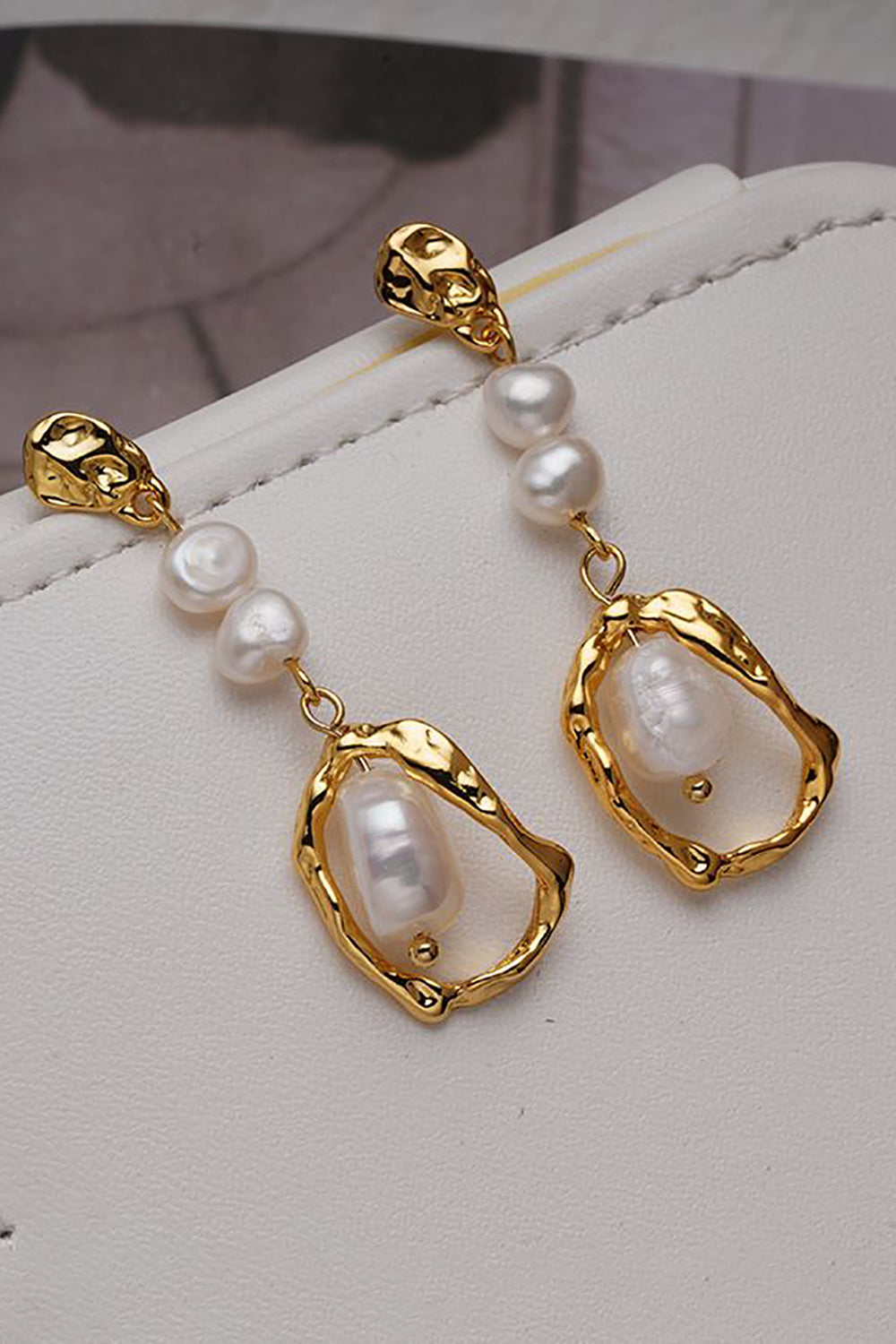 Golden Pearl uregelmæssige øreringe