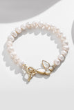Glitrende hvidt perle stretch armbånd med sommerfugl