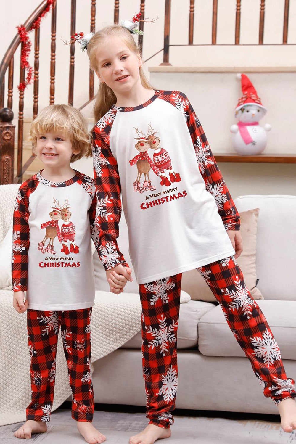 Plaid matchende familiejulepyjamas med snefnug