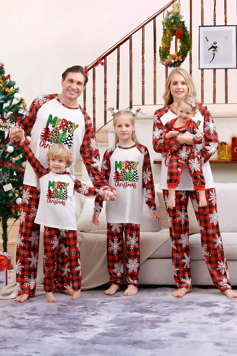 Plaid matchende familiejulepyjamas med snefnug