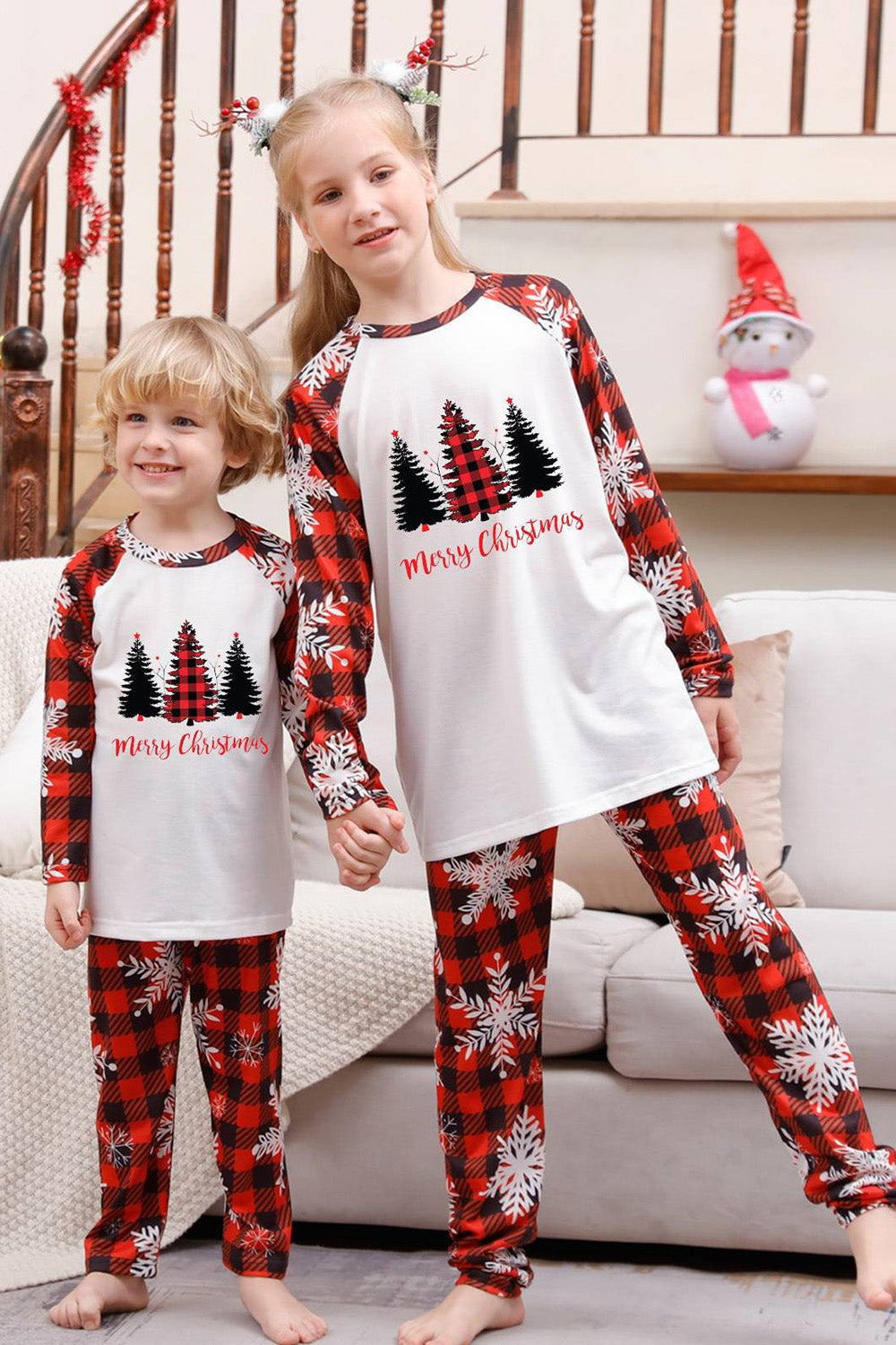 Plaid matchende familiejulepyjamas med snefnug