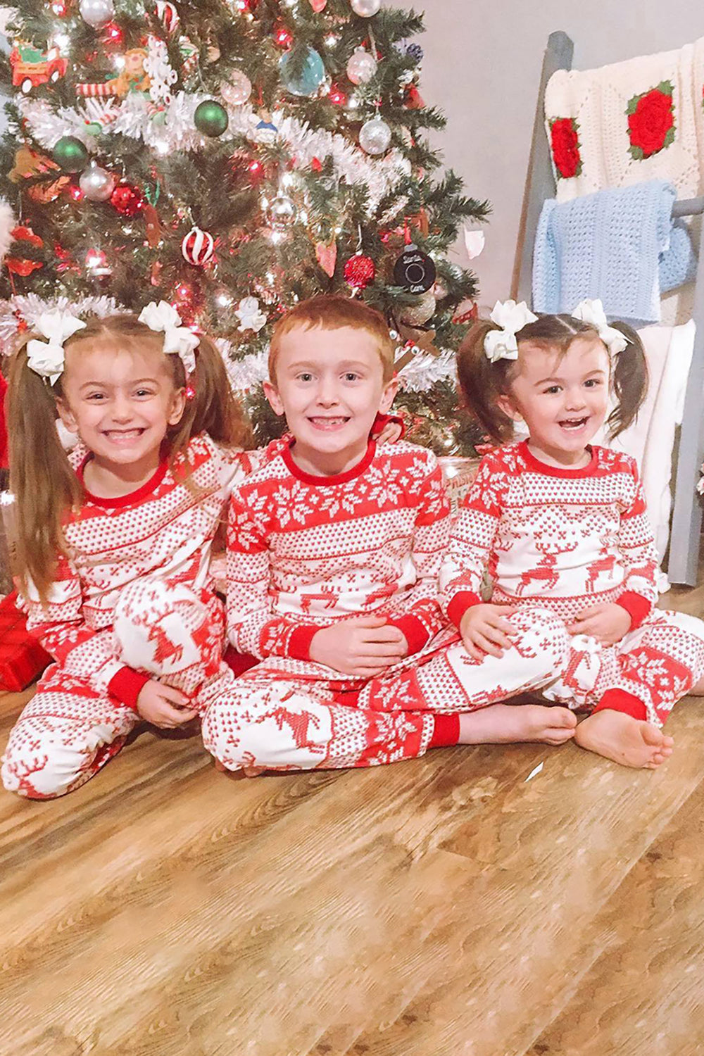 Rødt snefnug og hjortemønster julefmaily matchende pyjamassæt