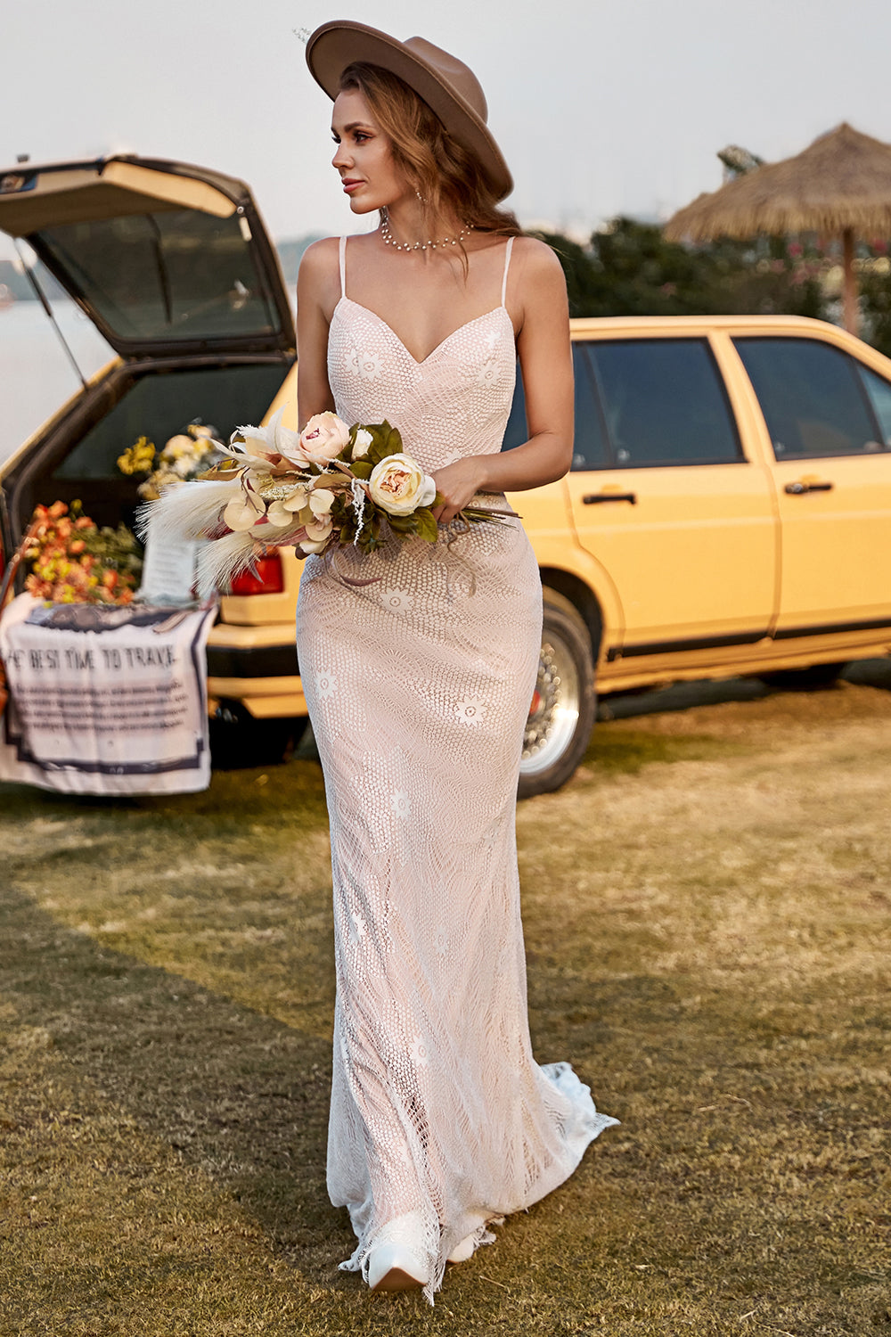 Elfenben og champagne Spaghetti stropper Havfrue blonder Strand brudekjole med fejetog
