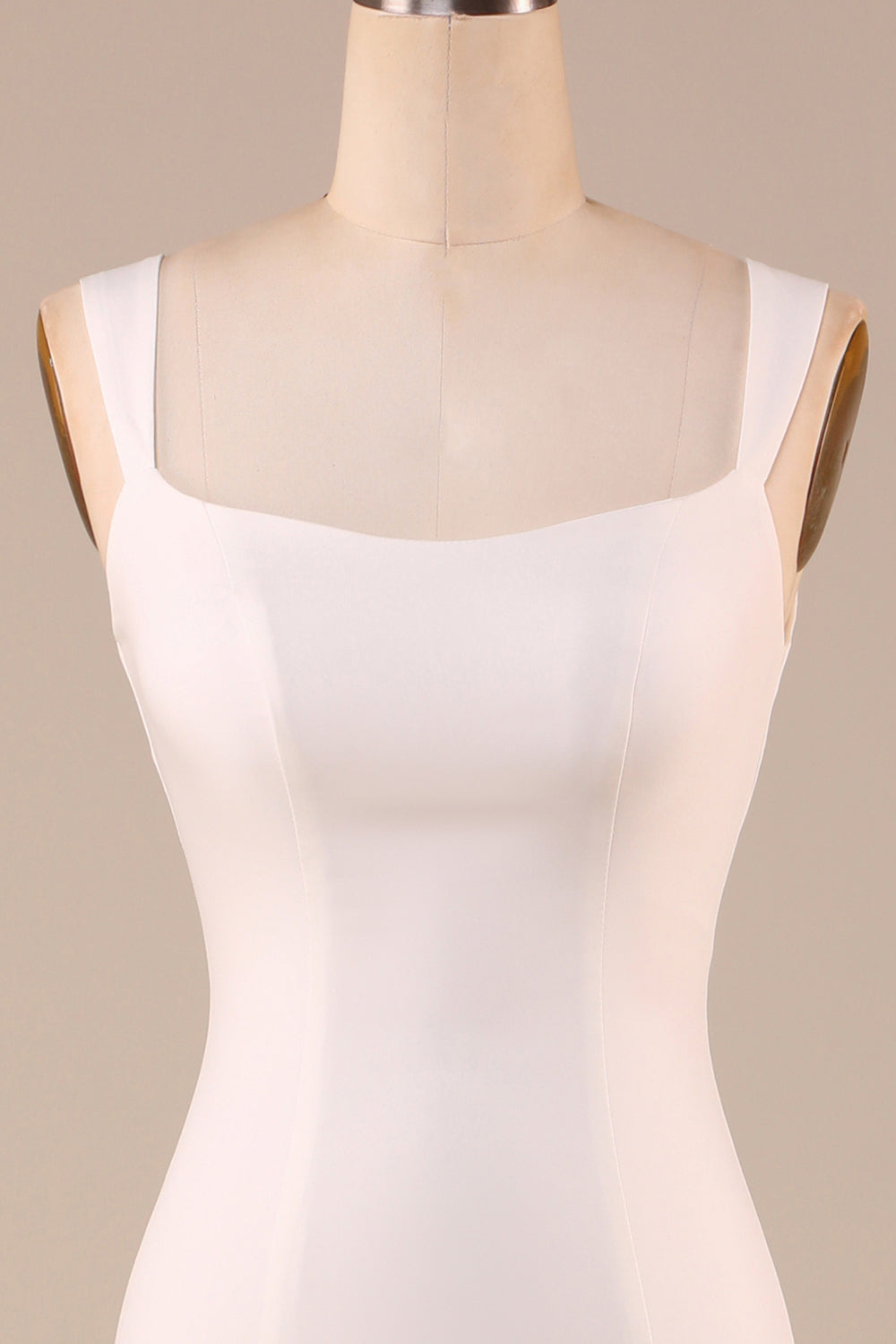 Enkel elfenbenshavfrue brudekjole med rygbueknude