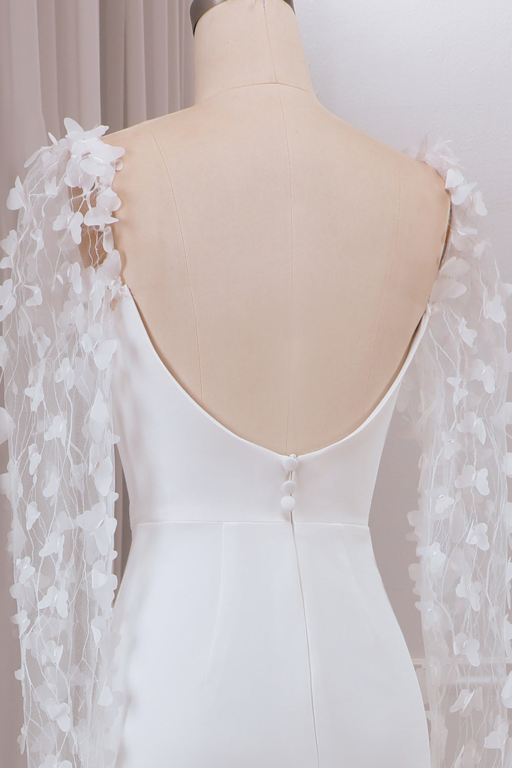 Elfenbenstrompetfeje tog langærmet brudekjole med 3D-applikationer