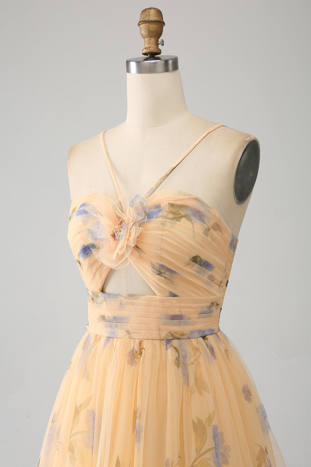 Gul A-line halter plisseret tyl tiered gallakjole med broderi