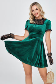 Mørkegrønne korte fløjlsfestkjoler med blonder