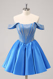 Glitrende blå En linje Off the Shoulder Satin Ruffle Homecoming Kjole med Perle.