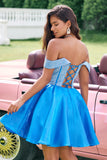 Glitrende blå En linje Off the Shoulder Satin Ruffle Homecoming Kjole med Perle.