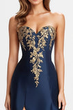 Beaded Navy Blue A Line Sweetheart Satin Glitrende formel kjole med slids