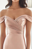 Elegant Blush Off the Shoulder Skede Stretch Satin Lang Formel Kjole med Ruched