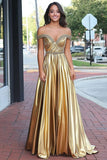 Glitrende Gylden Metallic En linje Off The Shoulder Ruched Prom Kjole med Perlebesler.