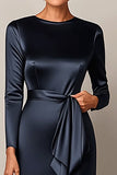 Elegant Bodycon Navy Satin Kjole til brudens mor med drapering