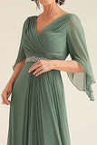 Elegant Eucalyptus A-linje V-hals rynket lang chiffon Mother Of the Bride kjole med halve ærmer