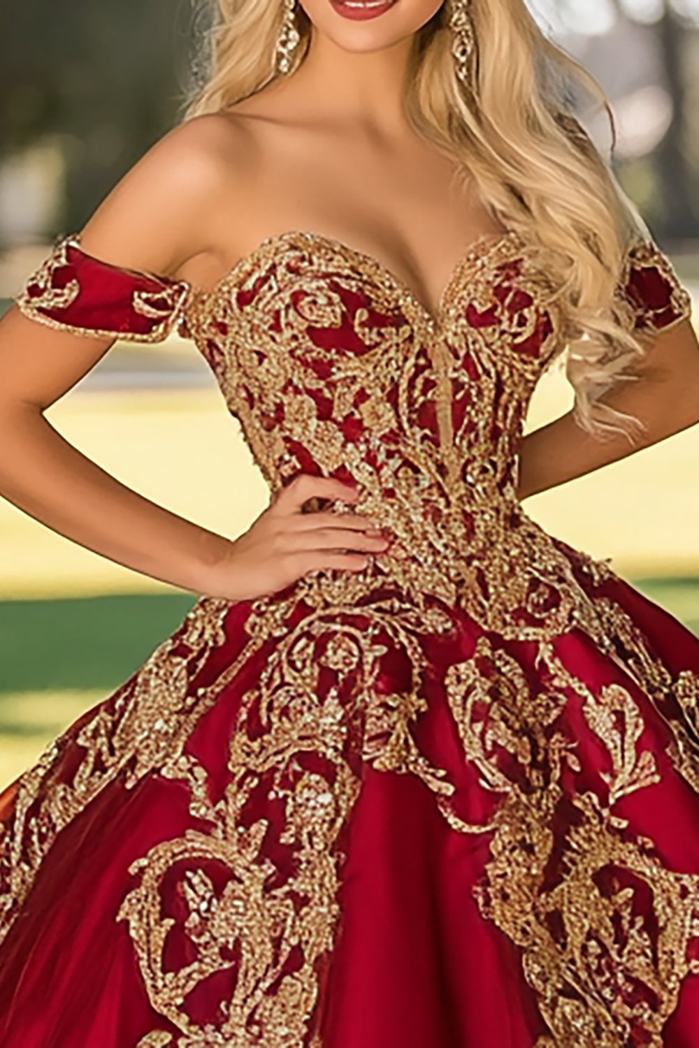 Glitrende rød gylden satin Quinceanera kjole med applikationer