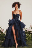 A Line Sweetheart Ruffled Navy Gallakjole med Slids foran