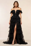 Chiffon sort lagdelt off the shoulder gallakjole med slids